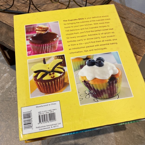 The Cupcake Bible Flexibound - Picture 5 of 5